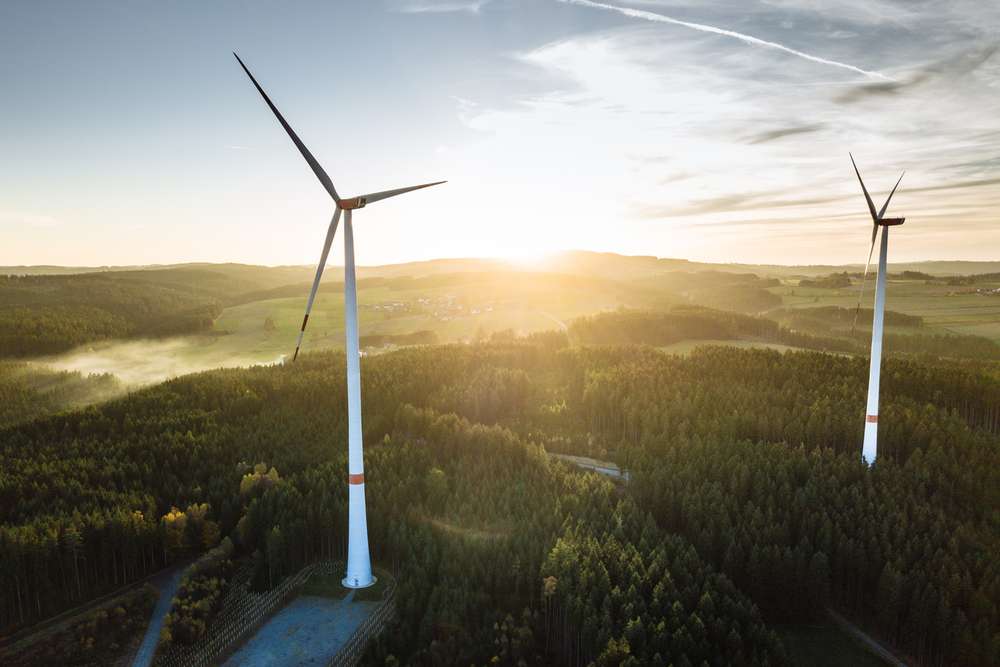 Windturbine in de zonsondergang