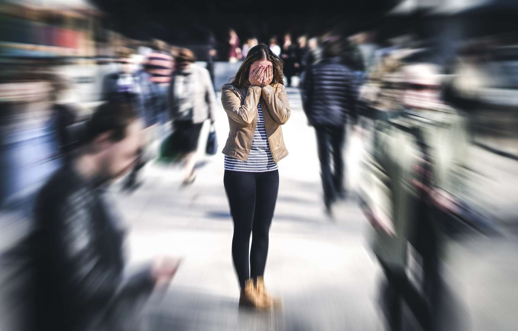 Paniekaanval in openbare ruimte. Vrouw die paniekstoornis in stad heeft. Psychologie, eenzaamheid, angst of geestelijke gezondheidsproblemenconcept. Depressieve droevige persoon die door mensen wordt omringd die in bezige straat lopen. Vrouw met paniekaanval