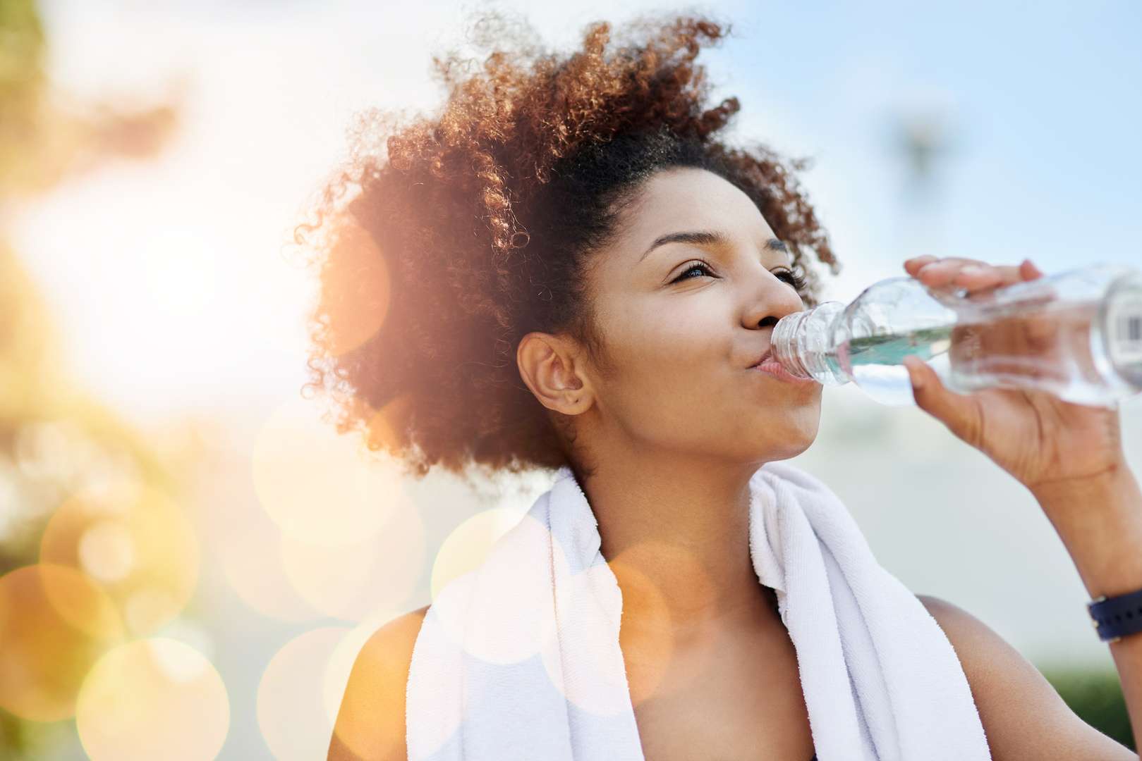 Maintaining good hydration also supports healthy weight loss. Cropped shot of a young woman enjoying a bottle of water while out for a run. Junge Frau trinkt aus einer Wasserflasche