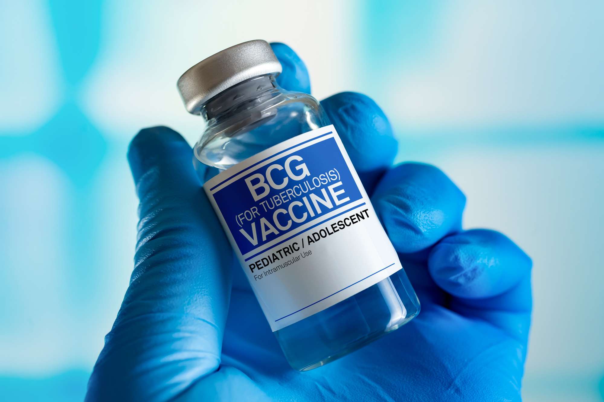 Arzt mit Durchstechflasche mit den Dosen Impfstoff für BCG Bacillus Calmette Guerin gegen Tuberkulose-Krankheit. Medizin- und Gesundheitskonzept BCG-Impfstoff