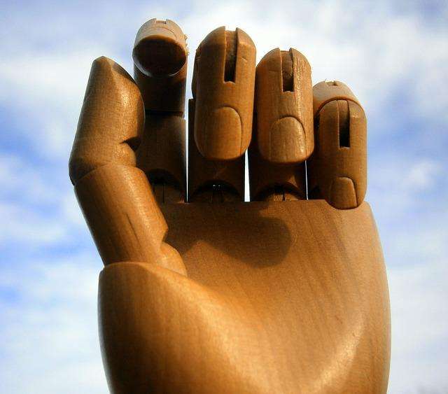 Pixabay.com ©Eucalyptus CC0 Publiek Domein Close-up van een houten hand met open hemel op de achtergrond.