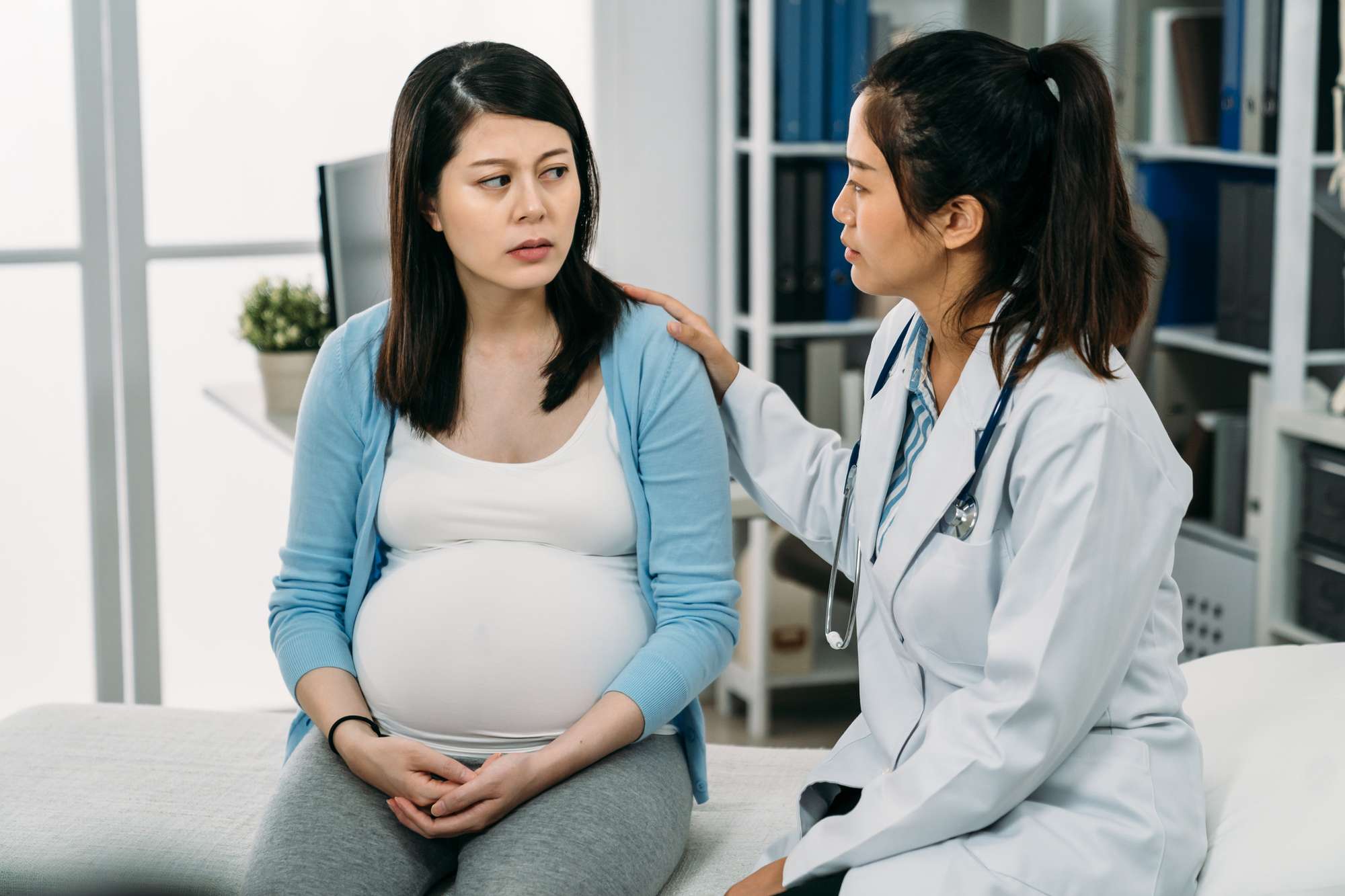 Aziatische zwangere vrouw Droevige zwangere vrouwen