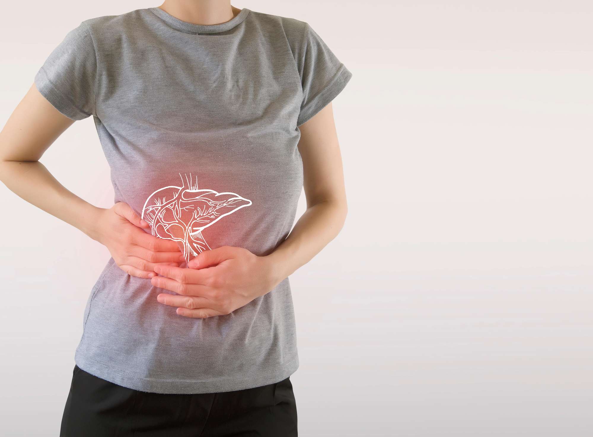 Digitale combinatie van gemarkeerde pijnlijke lever van vrouw / gezondheidszorg Een vrouw grijpt pijnlijk naar de leverstreek in de witte achtergrond.