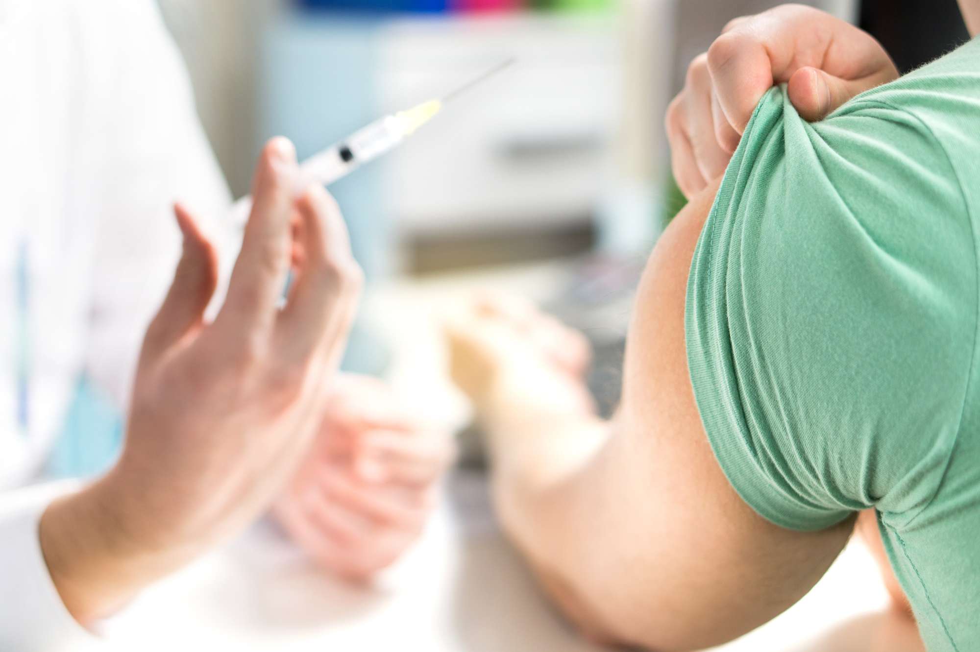 Dokter, wat patiënten vaccin, griepprik of bloedtest met naald. Verpleegster met spuit of spuit. Dokter vaccineert patiënten
