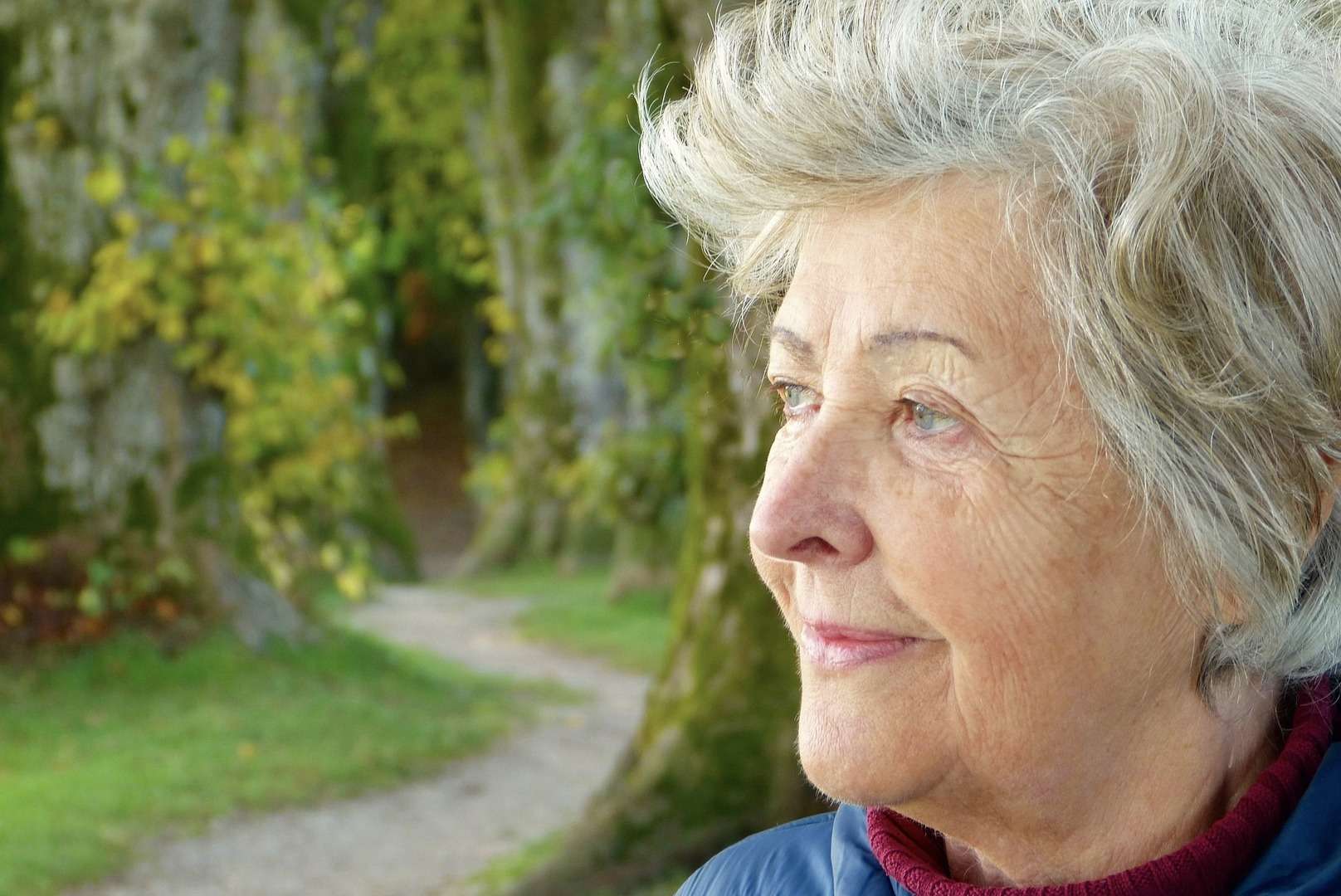 Oudere vrouw in de natuur