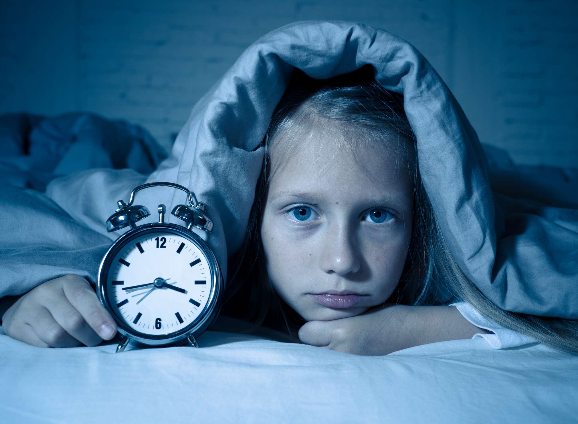insomnio niña en la cama despierta en mitad de la noche cansada problemas para dormir toda la noche o insomnio dormir trastornos de ansiedad en los niños despertarse demasiado pronto Trastornos del sueño en los niños