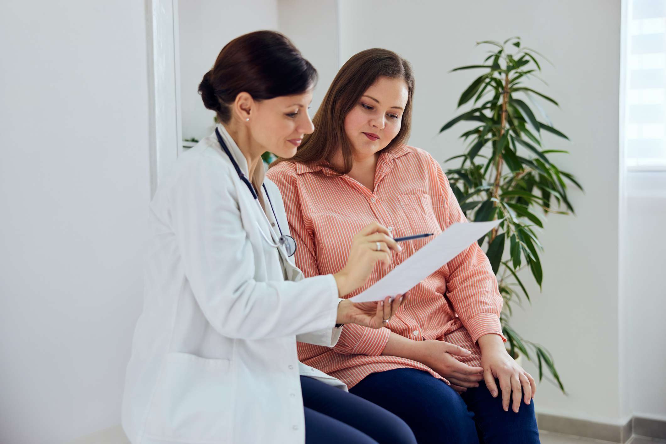 una mujer con bastante sobrepeso en una sesión de asesoramiento nutricional en la que se discute un plan de dieta Diagnóstico de los trastornos del sueño