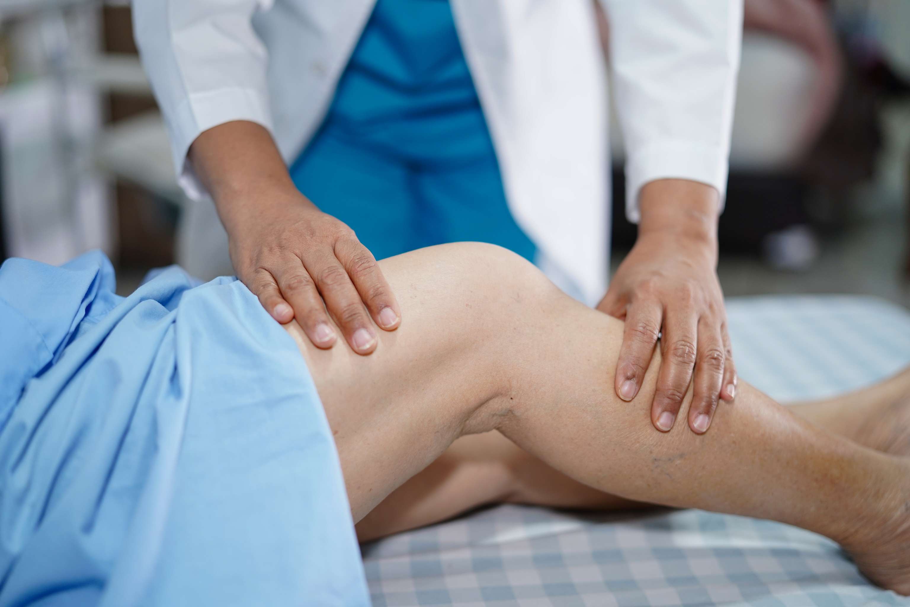 Examen du genou chez le médecin