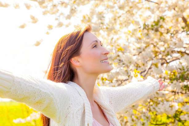 carefree Femme élargissant les bras. Nature avec des arbres en arrière-plan