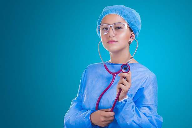 pixabay.com @ voltamax (CC0 Creative Commons) Eine Nahaufnahme einer Frau im Krankenhaus-Schutzkittel, welche ein Stethoskop haltet.