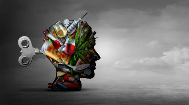 Drug Addiction And Mental Function Un portrait d'une tête humaine en position latérale, composé de substances addictives comme des médicaments, une plante de cannabis, etc.