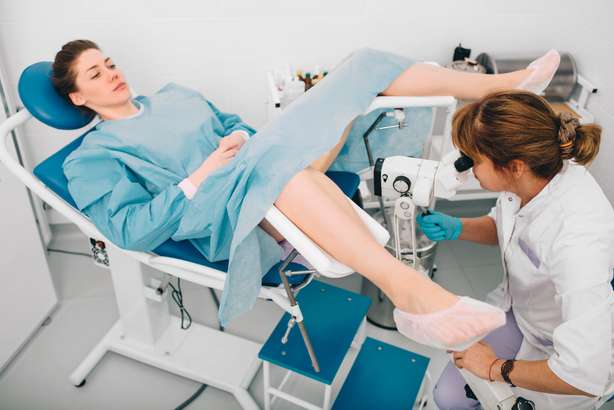 Femme pendant l'examen par un gynécologue. Consulter son gynécologue. Colposcopie Maladies sexuellement transmissibles