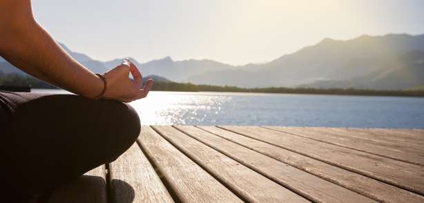 Meditación en un embarcadero junto al lago Mediación en un embarcadero junto al lago