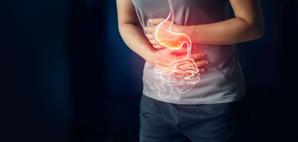 Douleurs d'estomac chez les femmes qui ont des douleurs d'estomac causées par les règles, un ulcère gastroduodénal, une appendicite ou une maladie du tractus gastro-intestinal. Concept de soins de santé et d'assurance maladie Une femme ressent de fortes douleurs à l'estomac.