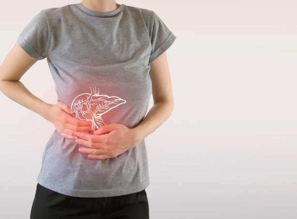 Digitale Kombination aus hervorgehobener schmerzhafter Leber von Frau / Gesundheitsversorgung Eine Frau greift sich schmerzhaft zur Leberregion im WeiĂźen Hintergrund.