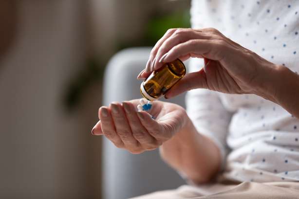 Nahaufnahme reifer Frauen, die Tabletten aus Flaschen, Supplementen oder Antibiotika, ältere Frauen, die sich auf die Einnahme von Notfallmedizin vorbereiten, chronische Krankheiten, Gesundheitsversorgung und Behandlungskonzept Frau nimmt Medikamente zu sich