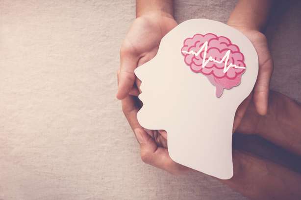 Erwachsene und Kinder, die eine Enzephalographie des Gehirns haben, Papierausschnitt, Epilepsie und Alzheimer-Bewusstsein, Krampfanfälle, Konzept der psychischen Gesundheit Zwei Paar Hände Halten einen aus Papier ausgeschnittenen Kopf mit gezeichnetem Gehirn mit einer symbolischen Enzephalographie als Symbol für Epilepsie.