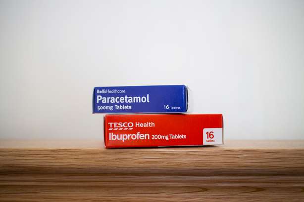 Paracetamol und Ibuprofen-Verpackungen Newport, Wales/UK - 04/22/2020:Two boxes of pain killers by Tesco. One box is paracetamol and the other is ibuprofen.