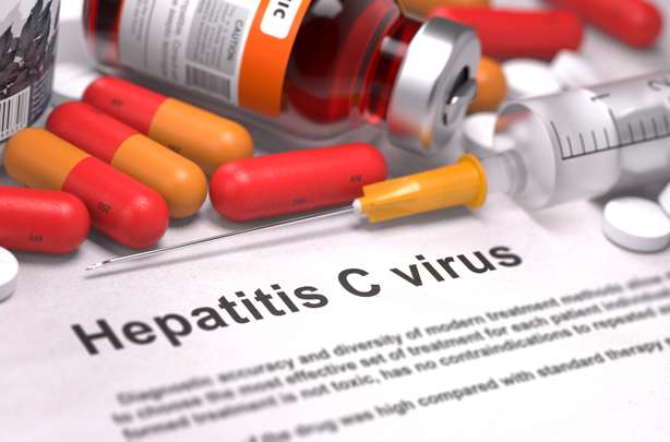 Medizinischer Bericht mit verschiedenen Arzneimitteln Diagnose - Hepatitis-C-Virus. Medizinischer Bericht mit Zusammensetzung der Arzneimittel - rote Tabletten, Injektionen und Spritze. Selektiver Fokus.