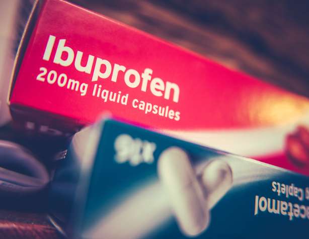 Verpackungen von Ibuprofen und Paracetamol Schachtel mit verschreibungspflichtigen Schmerzmitteln Ibuprofen und Paracetamol auf einem Schrank zu Hause