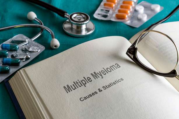Ein offenes Buch mit der Ăśberschrift Multiple Myeloma Open Book Of prostate multiple myeloma, Conceptual Image
