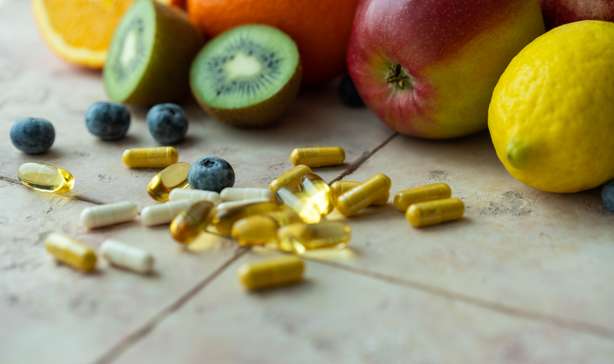Prise en charge rapprochée des fruits et des capsules de vitamines