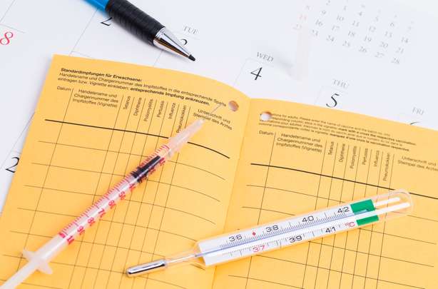 Inoculazione e voucher - Foto stock Certificato di vaccinazione con termometro e siringa