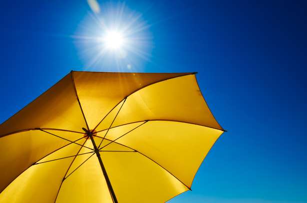 Yellow Umbrella avec un soleil brillant et un ciel bleu Parasol jaune avec ciel bleu