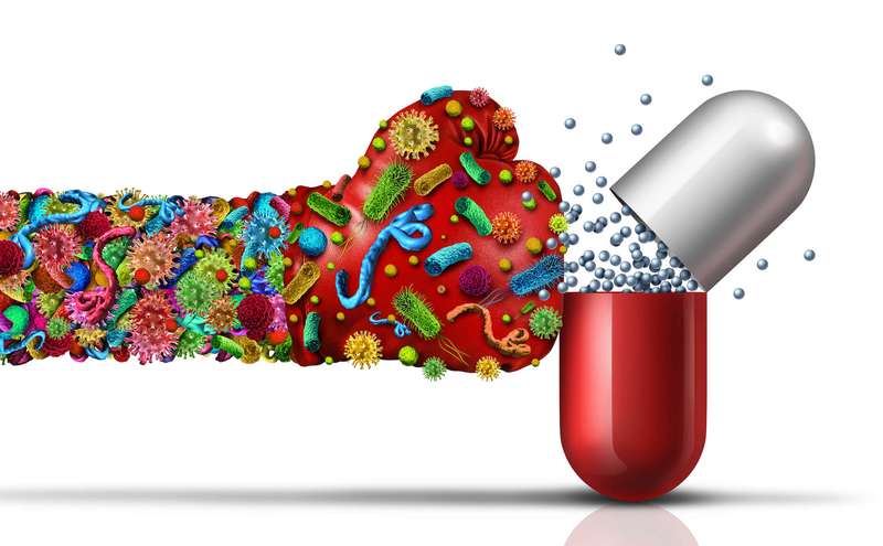 Antibiotica-resistente kiemen als een virus of bacteriële cellen als een dodelijke gemuteerde virale ziekte die een pil met een angel aanvalt als een ziekte van de geneeskunde met 3D-illustraties.