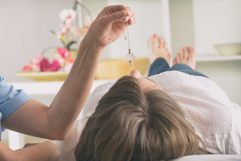 Therapeut met slinger om een diagnose te stellen Hypnose voor therapie