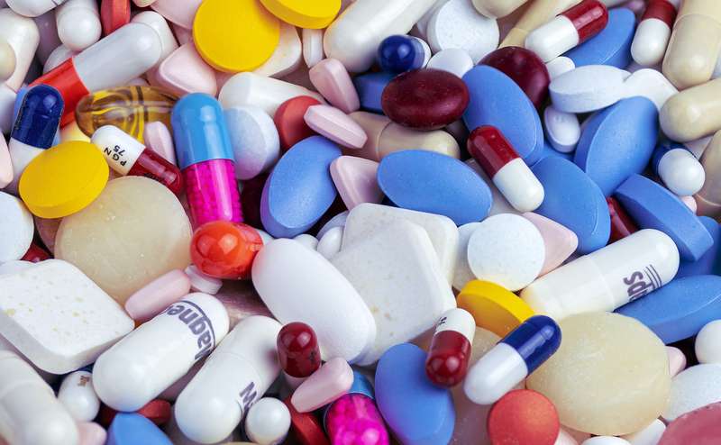 colorful drug mix Nahaufnahme von bunten Pillen und Tabletten